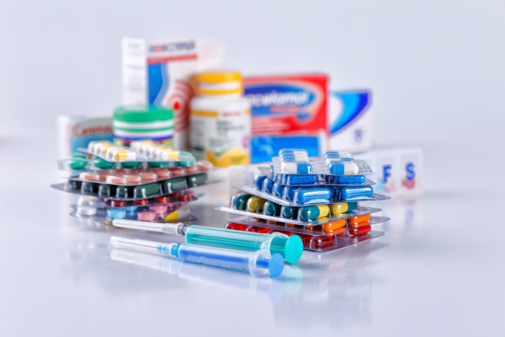 pile_de_differents_medicaments_et_deux_seringues.